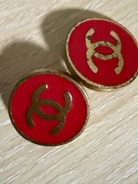 CHANEL Red Enamel Logo Button Hair Accessories